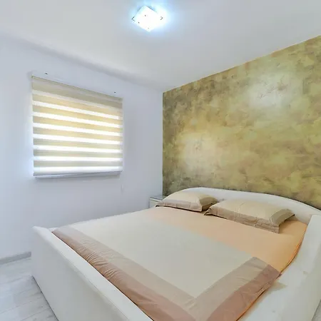 Lucica Apartment Vir