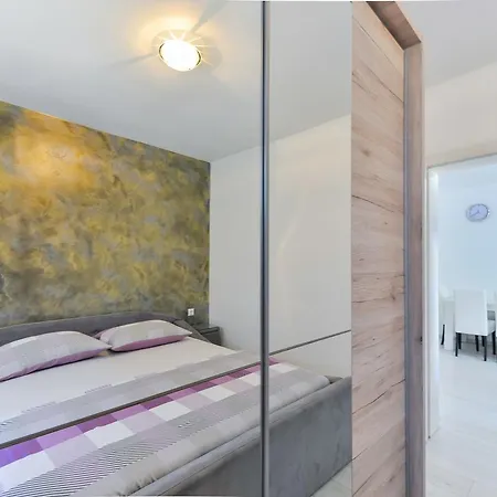 Apartment Lucica *