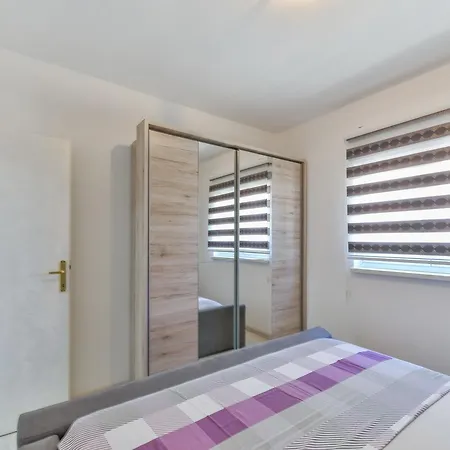 Lucica Apartment Vir