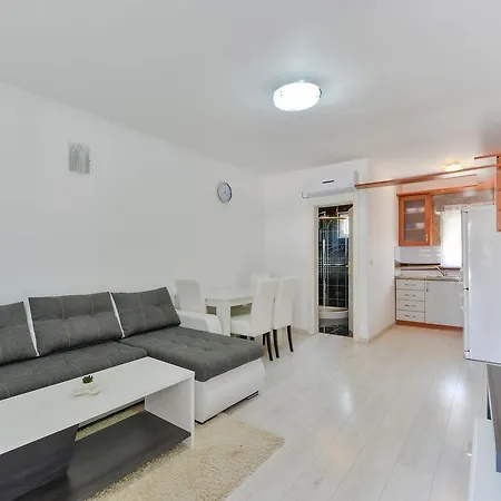 Lucica Apartment *