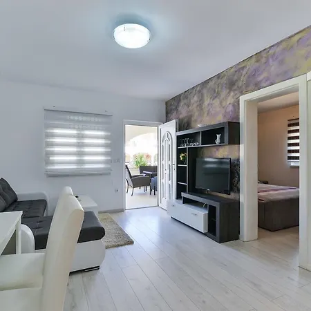Apartment Lucica *
